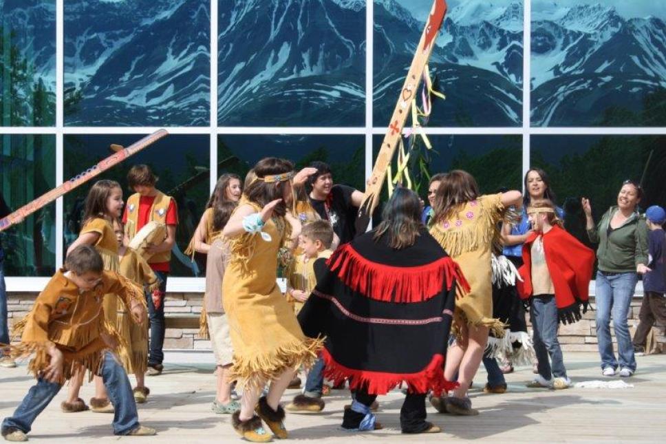 Dancers in front of Da Ku Cultural Centre