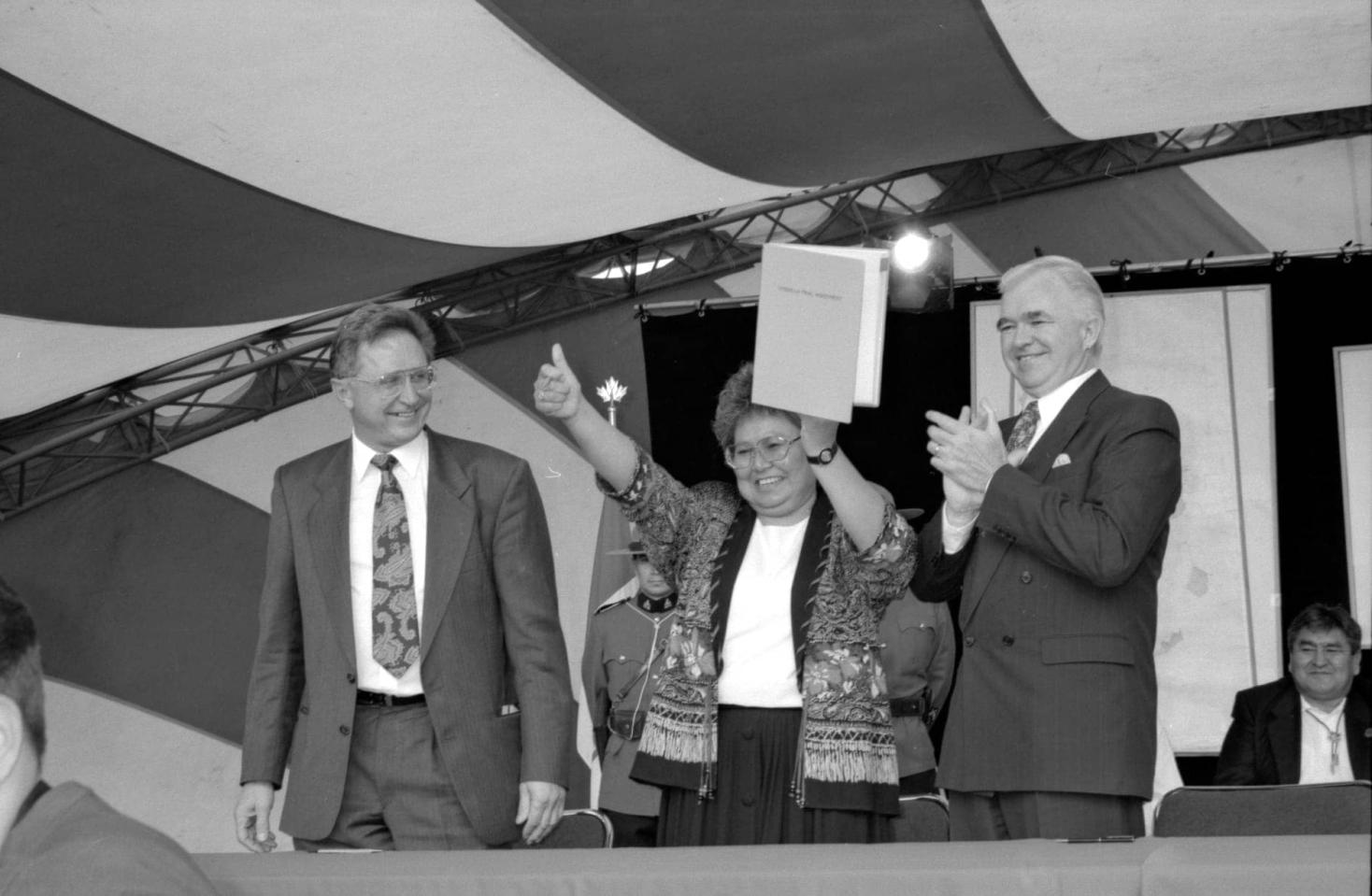 Judy Gingell lève le pouce après avoir signé l'accord-cadre définitif en 1993.